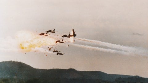 Militärflugzeuge prallen am Himmel zusammen