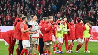 Glückliche Mainz 05-Profis feiern mit den Fans nach dem Heimsieg gegen Heidenheim