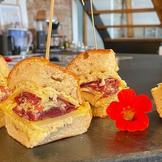 Burger-Spieße mit Rinderschinken,, Bergkäse und Spitzkraut