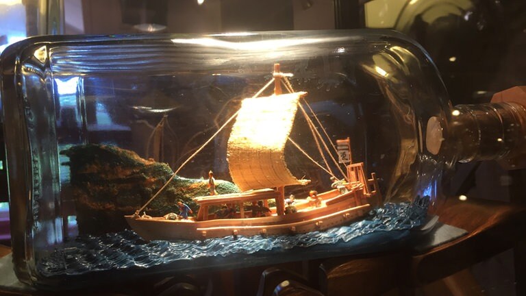Im Buddelschiff-Museum von Enkhuizen stellt sich immer wieder die Frage: Wie kommt so ein Kahn in die Flasche?