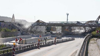 Abrissarbeiten an einer Brücke auf der A81 zwischen Böblingen-Hulb und Sindelfingen-Ost.