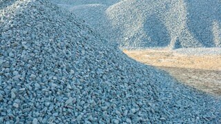 Schotter ist zu einem großen Haufen aufgetürmt - 10 Tonnen davon haben Unbekannte bei Dienheim gestohlen.