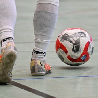 Beim "ZukunftsKick" in Rockenhausen im Donnersbergkreis gibt es nicht nur Punkte auf dem Fußballfeld, sondern auch an Stationen zur Berufsberatung.