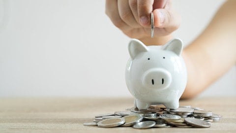 Geld wird in Spaschwein gesteckt