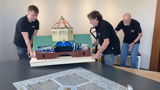 Im Historischen Museum der Pfalz in Speyer wird die Lego-Ausstellung aufgebaut. Das Dach des Speyerer Doms hat den Transport nicht unbeschadet überstanden.