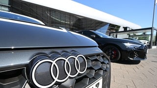 Audi Fahrzeuge stehen auf dem Gelände des Audi Forums