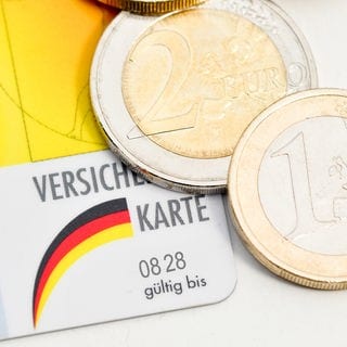 Münzen auf einer Versichtertenkarte