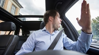 Ein Autofahrer flucht und beschimpft einen anderen Verkehrsteilnehmer | Ein Polizeisprecher gibt Verhaltenstipps bei Agression im Straßenverkehr