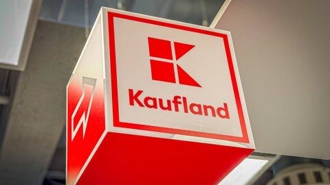 Das Logo der Discounter-Kette Kaufland hängt von der Decke.