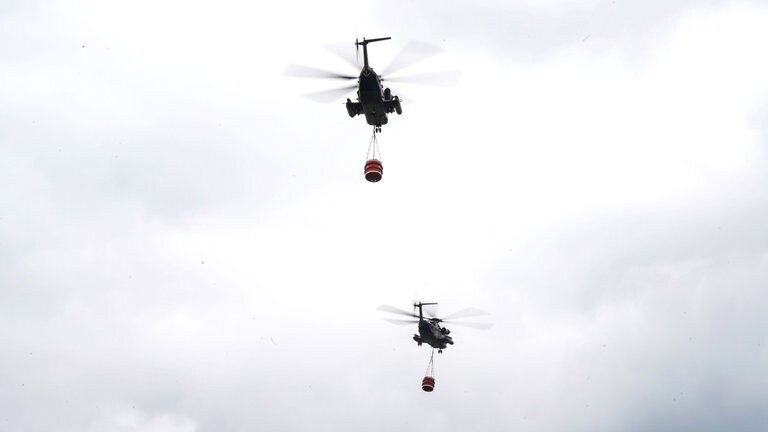 Zwei Hubschrauber der Bundeswehr beim EInsatz in Frankreich. Das Hubschraubergeschwader 64 aus Laupheim hat seinen Löscheinsatz im Südwesten Frankreichs bei Bordeaux beendet.