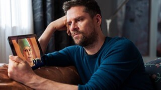 Andreas (Ralph Gassmann) weint, während er mit Eva (Lucie Muhr) über sein Tablet facetimet - Key Visual