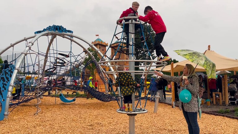 Kinder klettern auf einem sich drehenden Gerüst: Der Unisport der Rheinland-Pfälzischen Technischen Universität Kaiserslautern-Landau (RPTU) hat auf dem Campus einen Abenteuerspielplatz eröffnet. Das Kitz-Land können Kinder mit einer Unisport-Karte besuchen.