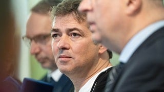 Michael Ballweg im Foyer des Landgerichts Stuttgart mit seinen Anwälten (Archivbild)