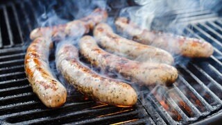 Den Grill richtig sauber machen: Nach den Würstchen auf einem Grill, sollte der Rost gut gereinigt werden.