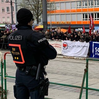 Schon im März  2024 tagte die AfD in Heilbronn - auch hier sicherte die Polizei die Veransatltung und eine Gegendemonstration (Archivbild)