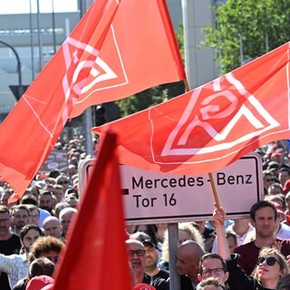 An einem Eingang zum Mercedes-Benz-Werk in Sindelfingen demonstrieren mehrere tausend Mitarbeiter des Automobilherstellers im Juli 2026 gegen den verschärften Sparkurs. (Archivbild)