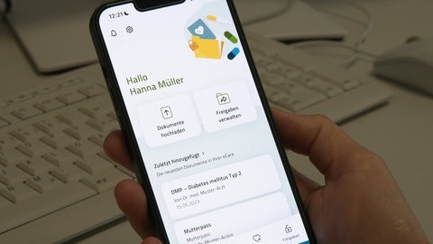 In der elektronischen Patientenakte können Versicherte ihre Daten selbst verwalten. Sie bestimmen über die App ihrer Krankenkasse, welche Ärzte was sehen können. Zugleich können dort unter anderem Impfpässe, Organspendeerklärungen, Befunde, Ärztebriefe, Röntgenaufnahmen hinterlegt werden.