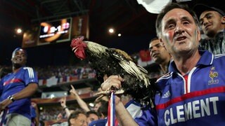 Frankreichs Fan-Original Clément d’Antibes feiert mit seinem gallischen Hahn im Stadion. Archivfoto von 2004.