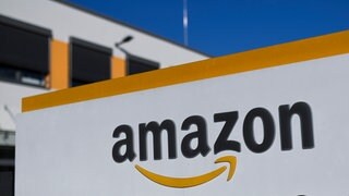 Ein Verteilzentrum des Online-Händlers Amazon: In Bad Urach im Kreis Reutlingen sollen nun die Bürger per Bürgerentscheid über eine solche Ansiedelung abstimmen. (Symbolbild)