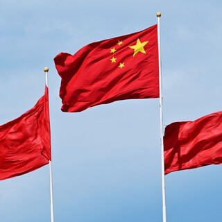 Die chinesische Flagge an einem Fahnenmast.