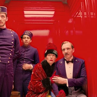 Die Schauspieler Tony Revolori (2.v.l.) als Zero Moustafa, Tilda Swinton (2.v.r.) als Madame D. und Ralph Fiennes (r) als Gustave H. in einer Szene des Kinofilms «Grand Budapest Hotel» (undatiert).