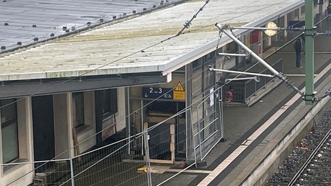 Ein defekter Aufzug am Bahnhof in Speyer. Menschen mit Behinderung kommen nicht auf Gleis 2.