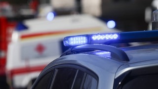Ein Polizei- und ein Krankenwagen in Österreich (Symbolbild)