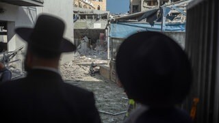 Israelis sehen sich die Schäden an, die eine iranische Rakete in Bnei Berak verursacht hat.