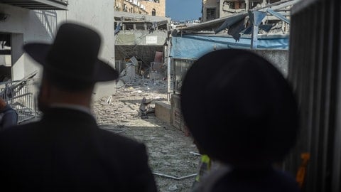 Israelis sehen sich die Schäden an, die eine iranische Rakete in Bnei Berak verursacht hat.