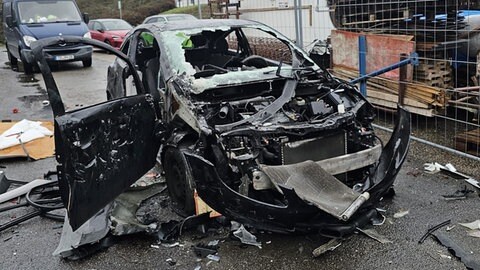 Eine Frau hat in Trier-Nord stundenlang auf ein Auto eingewirkt. Das war ein lange gehegter Wunsch.