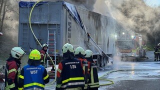 Ein Lkw Anhänger wird auf der B10 zwischen Ulm und Lehr von Feuerwehrleuten gelöscht. Der Anhänger war am Freitagvormittag in Brand geraten.