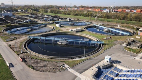 Klärbecken auf dem Gelände der Kläranlage der Emschergenossenschaft in Dortmund-Deusen: Jede zehnte Kläranlage soll bis 2045 nachgerüstet werden, um Reste von Schadstoffen entfernen zu können. Auch das über 100 Jahre alte Kanalnetz muss erneuert werden.