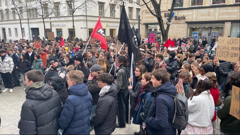 Schülerinnen und Schüler in Stuttgart demonstrieren gegen die Wehrdienstpläne der Bundesregierung. Aufgerufen hatte das junge Bündnis "Schulstreik gegen Wehrpflicht". (Archivbild)