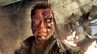 Der Terminator (Arnold Schwarzenegger) steht im Kinofilm „Terminator 3 - Rebellion der Maschinen“ vor einem brennenden Wrack (Szenenfoto). 
