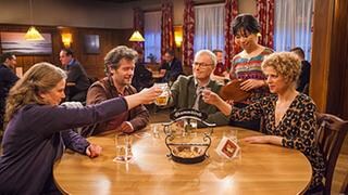 Riedles, Bea und Karl prosten sich am Stammtisch zu