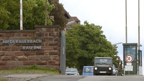 Die Bundeswehrkaserne in Zweibrücken: Angehörige des Regiments sollen bei einer Zusammenkunft in Nazi-Uniformen aufgetreten sein, auch soll es "sexuelle Übergriffe" gegeben haben. 