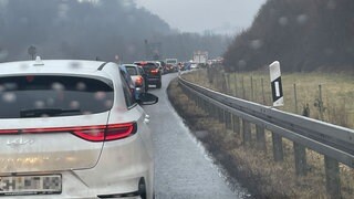 Mehrere Autos stehen im Stau auf der B 27 nach einem Unfall bei Tübingen - Derendingen. 