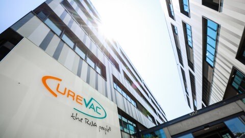 Das Logo des Pharmaunternehmens Curevac ist vor dem Eingang der Firmenzentrale zu sehen.