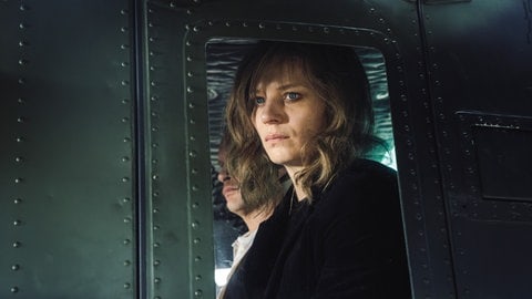 Lilith Stangenberg als Gudrun Ensslin in der Filmszene kurz vor der Ankunft in der JVA Stuttgart Stammheim