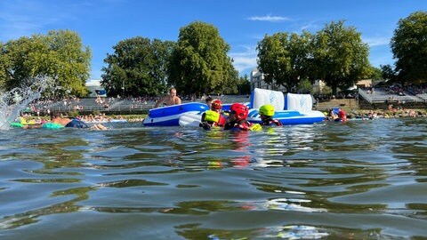  Mehr als 250 Wasserrretter, Bootsführer, Strömungsretter und Taucher der DLRG und der Wasserwacht sind am Schwörmontag beim Nabada in der Donau im Einsatz (Archivbild).