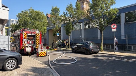Einsatzfahrzeuge vor Emma-Jaeger-Bad