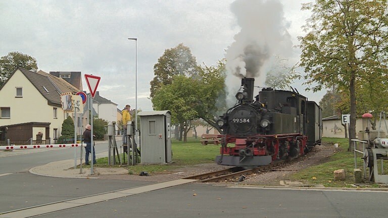 Der Dampf-Sonderzug passiert den Schrankenposten auf seiner Fahrt nach Glossen.