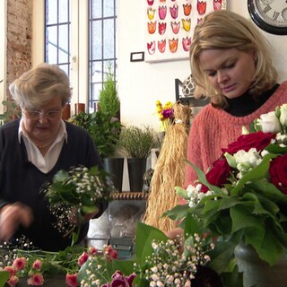 Carola Baur arbeitet mit ihrer Tochter Kristin in ihrem Blumenladen.