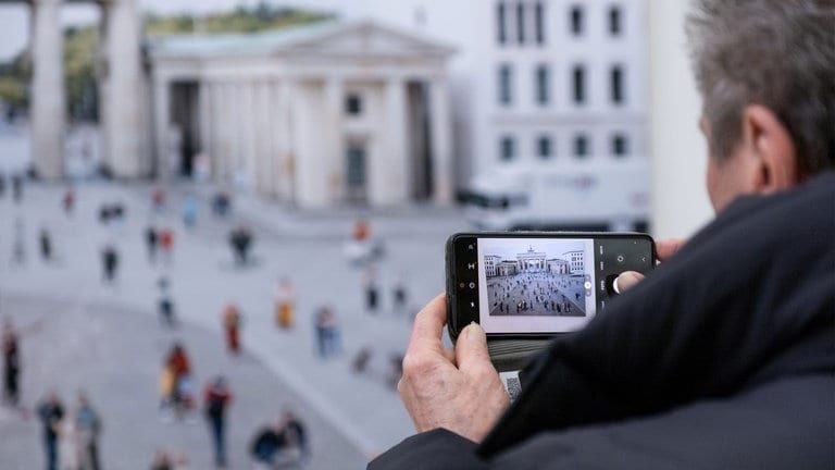 Rainer Zerback „Pariser Platz, Berlin, Deutschland “ aus der Serie „Places of Interest“, 2020