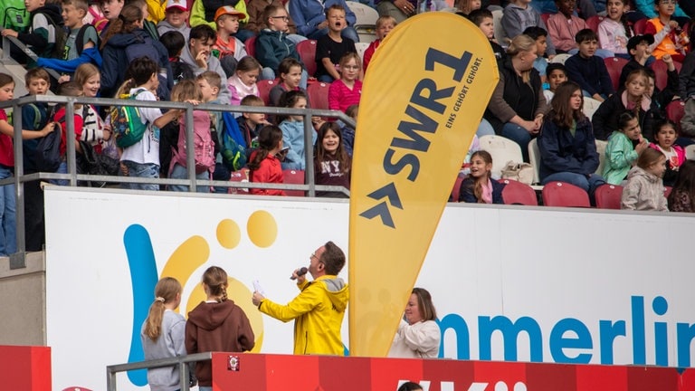 SWR1 Moderator Christian Balser beim Weltrekord Lesen 2026 in der Mewa Arena