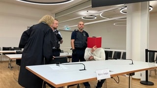 Verteidigerin mit einem Angeklagten vor der Urteilsverkündung der Beil-Attacke.