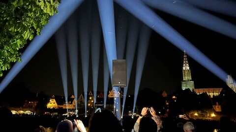 Die erste Aufführung der Sound Bridges am Freitagabend mit dem Ulmer Münster im Hintergrund. 