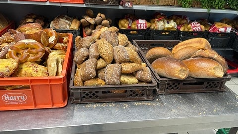 Frische Backwaren, süße und salzige in der Tafel Ludwigshafen warten darauf, verteilt zu werden.