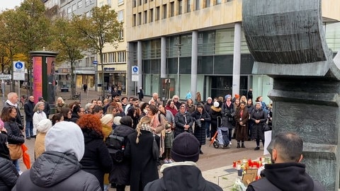 Mehrere Frauenunterstützungseinrichtungen in Ludwigshafen haben eine Mahnwache für eine getötete Frau abgehalten. Nach der Tötung der Ehefrau: Verwandte sprechen jetzt von brutalem Mord.