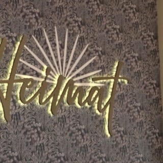Heimat Schriftzug an Wand im restaurant